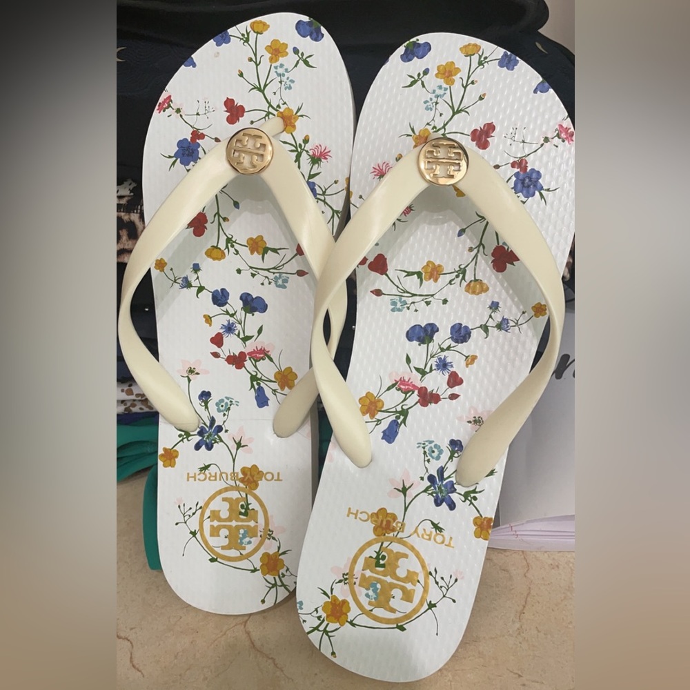 Tory Burch flip flop/sandals floral new. Cream/white/gold